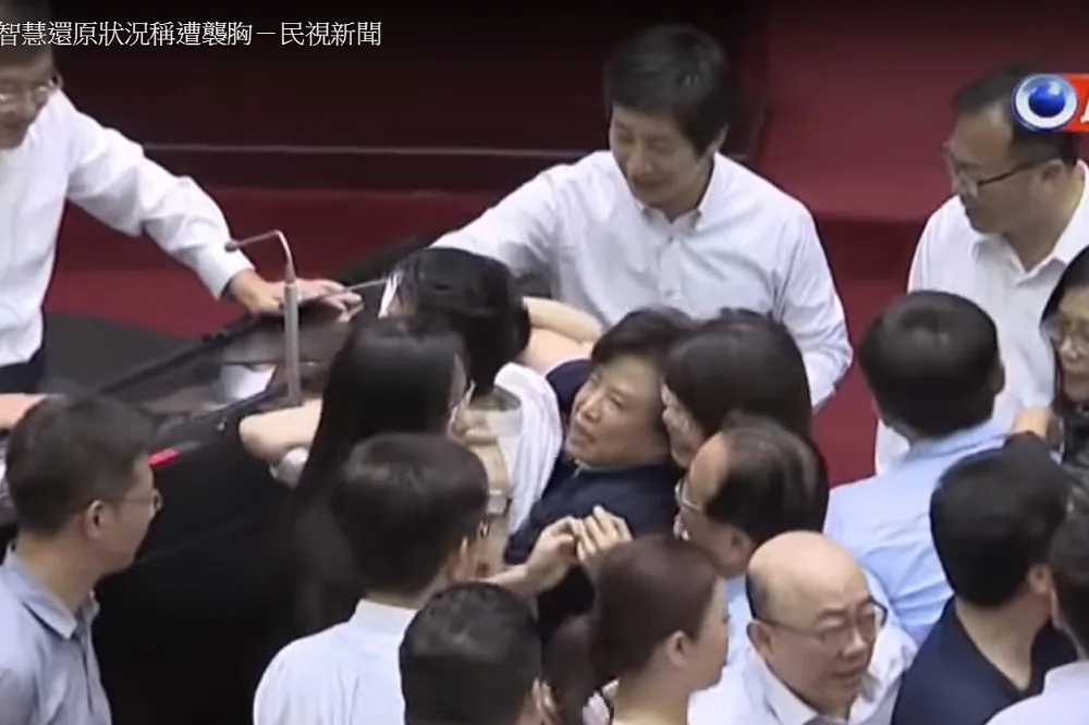 【有片】「為何在我胸前鑽來鑽去」　沈智慧怒賞何志偉巴掌