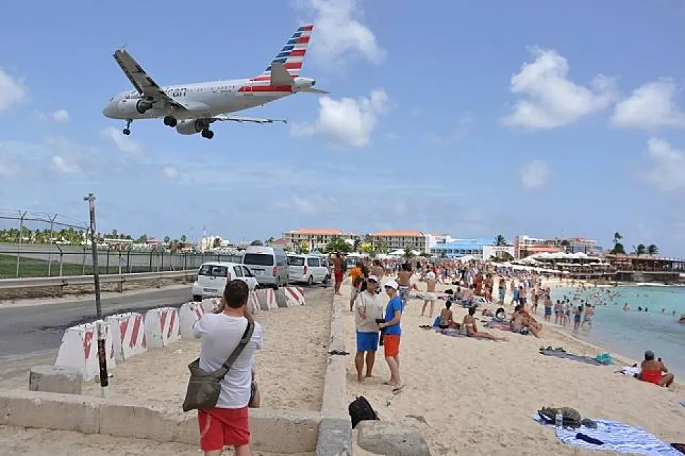 近距離觀賞飛機起飛　紐西蘭遊客遭氣流噴飛喪命