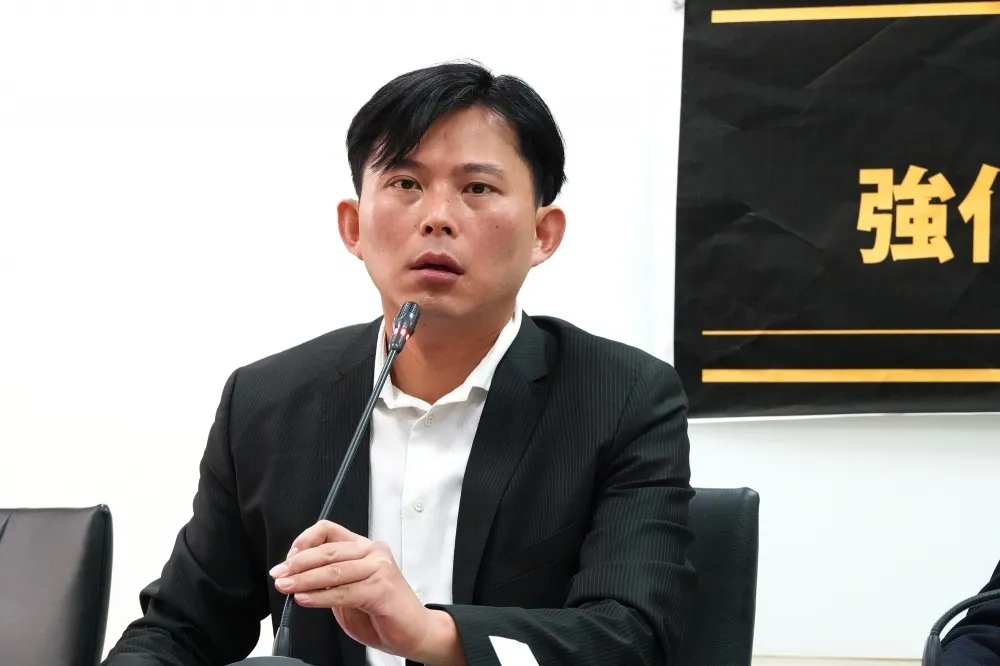 【總統非公務員】郭董若當選總統　黃國昌批：可合法續任鴻海董事長?
