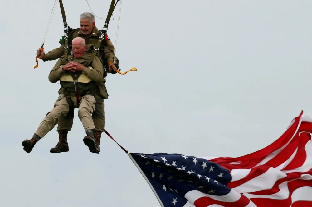 【D-Day 75周年】從諾曼第躍下　97歲前美軍101空降師成員跳傘紀念逝去同袍
