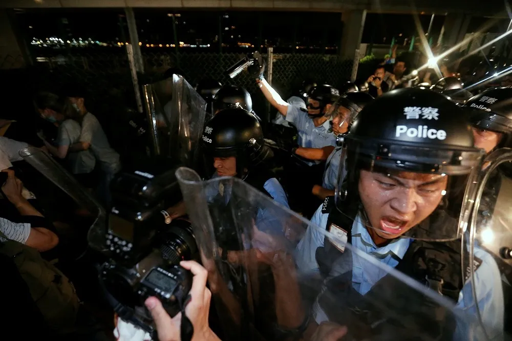 【香港反送中】警員持槍凌晨6點清場　爆發流血衝突百人遭捕