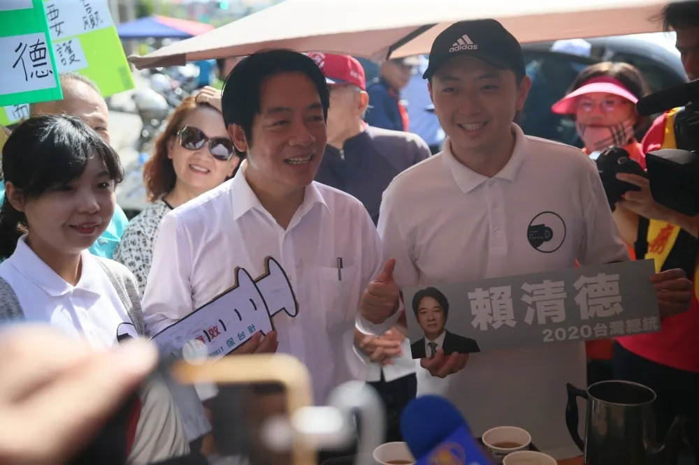 【綠初選民調開打】蔡英文空戰叮嚀顧電話　賴清德陸戰冒雨掃街