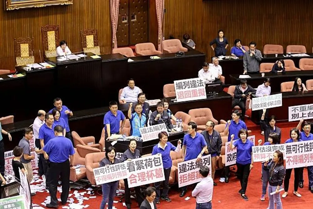 【前瞻開幹】綠委吳秉叡臉部被K中水球　林全來不到1個小時院會又休息