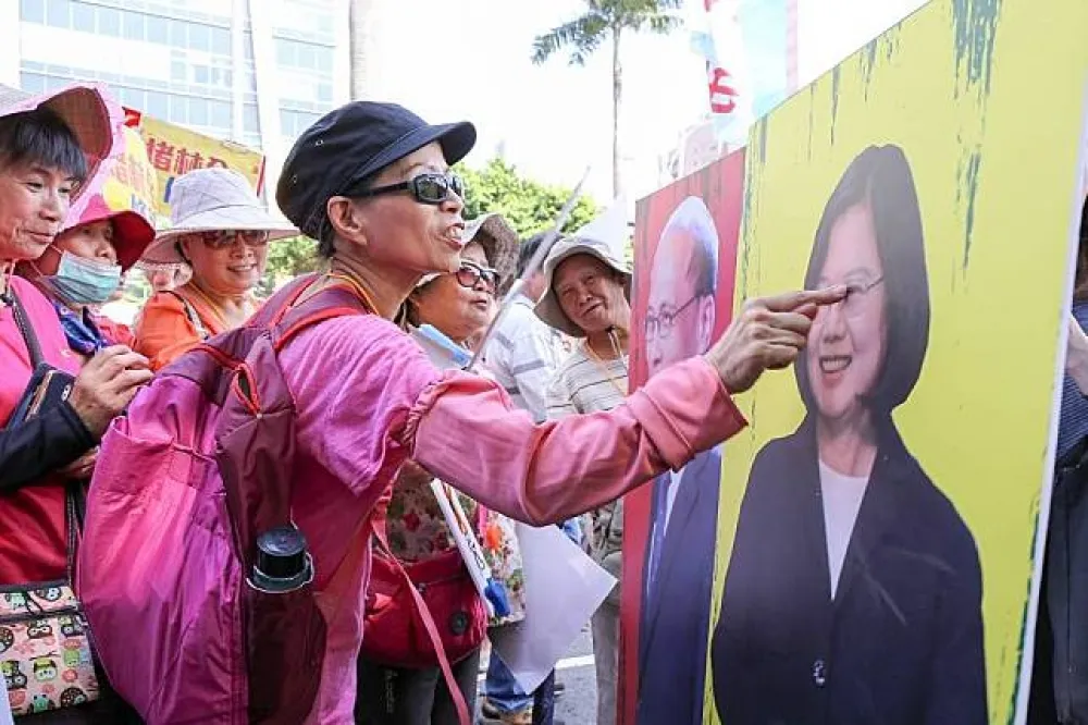 「假前瞻，真綁樁」　國民黨立委率上百人立院外抗議