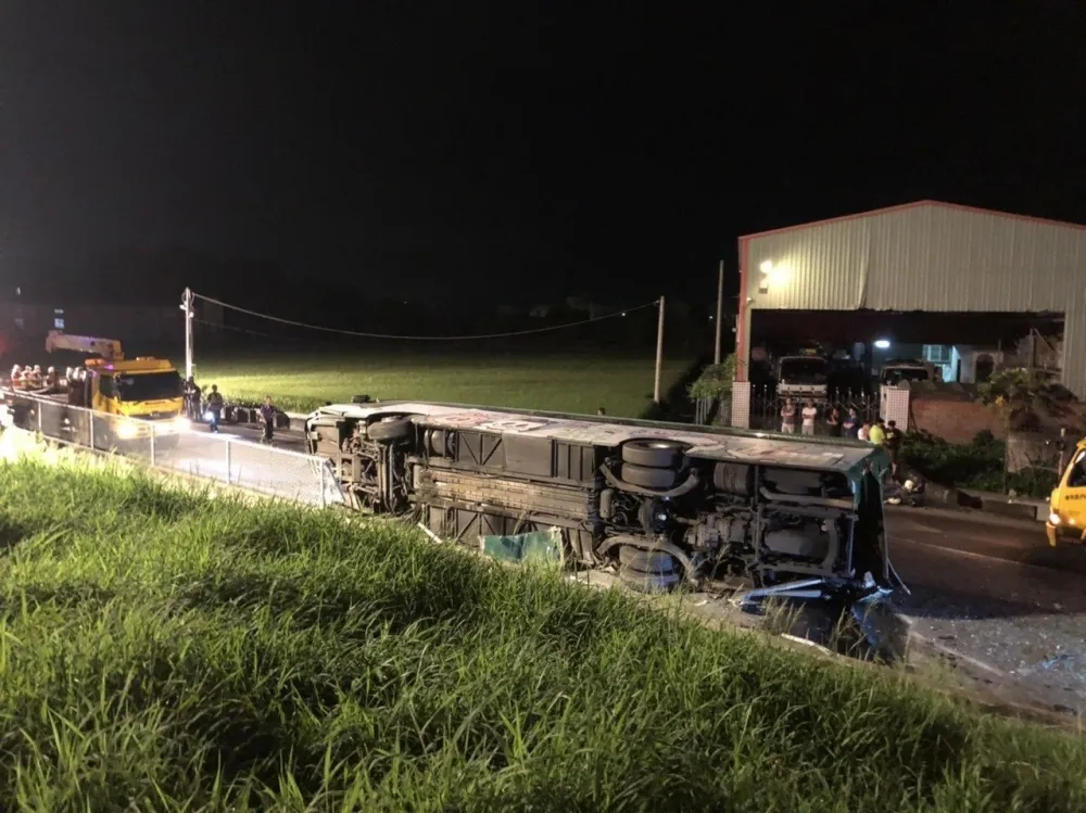 阿羅哈遊覽車衝邊坡釀3死13人傷　駕駛20萬元交保