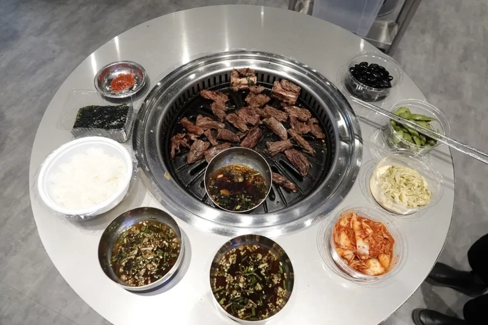 【有片】首爾未來遺產認證！新村站著吃烤肉　首家分店正式進軍台北