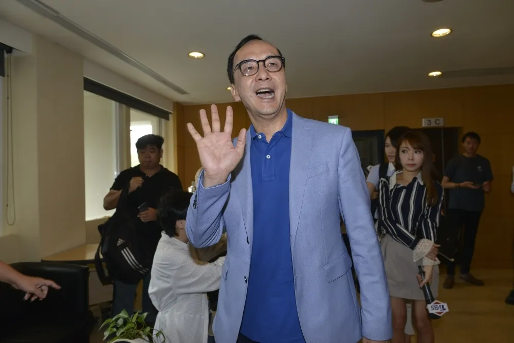 暗酸韓柯？　朱立倫撿到槍：從政不是會喊口號、抓抓頭就好