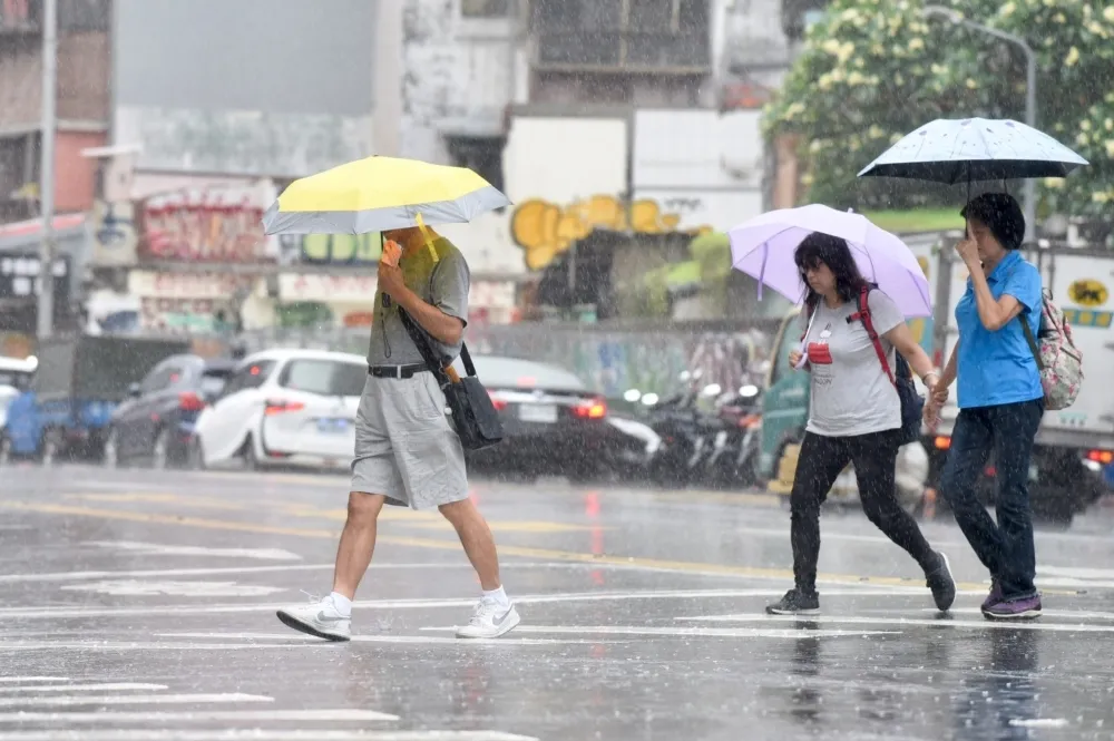 【滯留鋒北移】9縣市大雨特報　13日晚間強雨轟全台