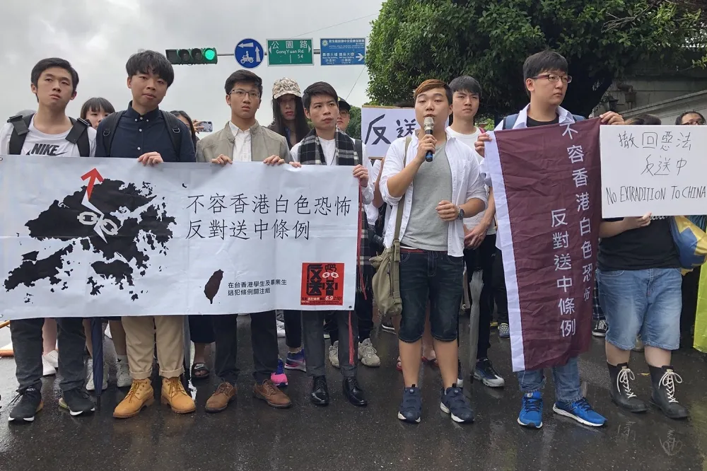 在台港生冒雨向蔡英文請願　總統府：台灣不會是惡法幫凶