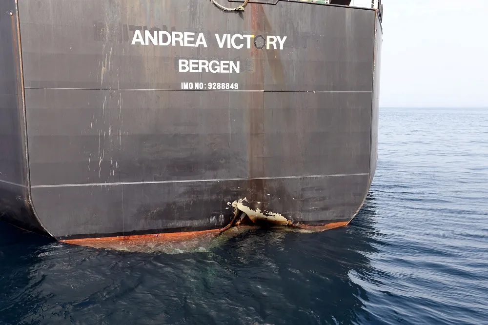 中油油輪在阿曼灣遭魚雷襲擊　7.5萬噸石油腦全毀無人傷亡