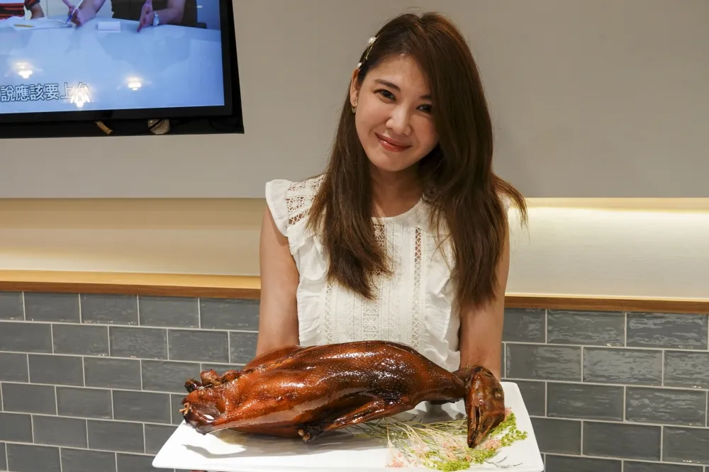 【有片】「香港金茶王亞軍」打造港式珍珠奶茶！全台獨家培育夢幻烏鬃鵝　 「金鳳錦燒鵝」6/19 開幕