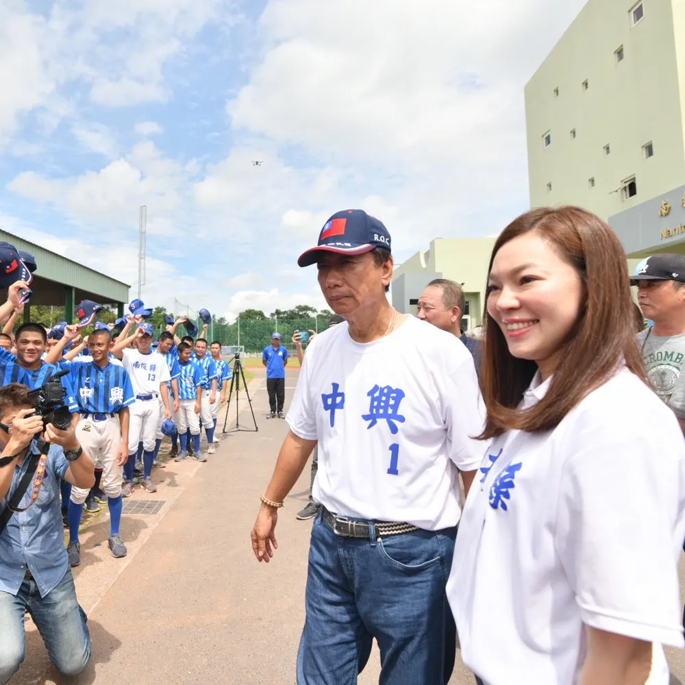 曾馨瑩首伴郭董「回娘家跑行程」　兩度感動落淚　 