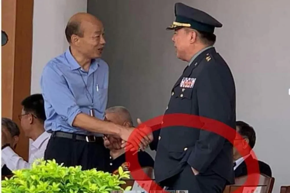 【中將挨轟沒禮貌】徐衍璞會面韓國瑜手插口袋　網闢謠：正好在掏名片