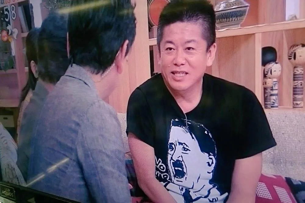 來賓穿希特勒T恤受訪　日本《NHK》火速道歉