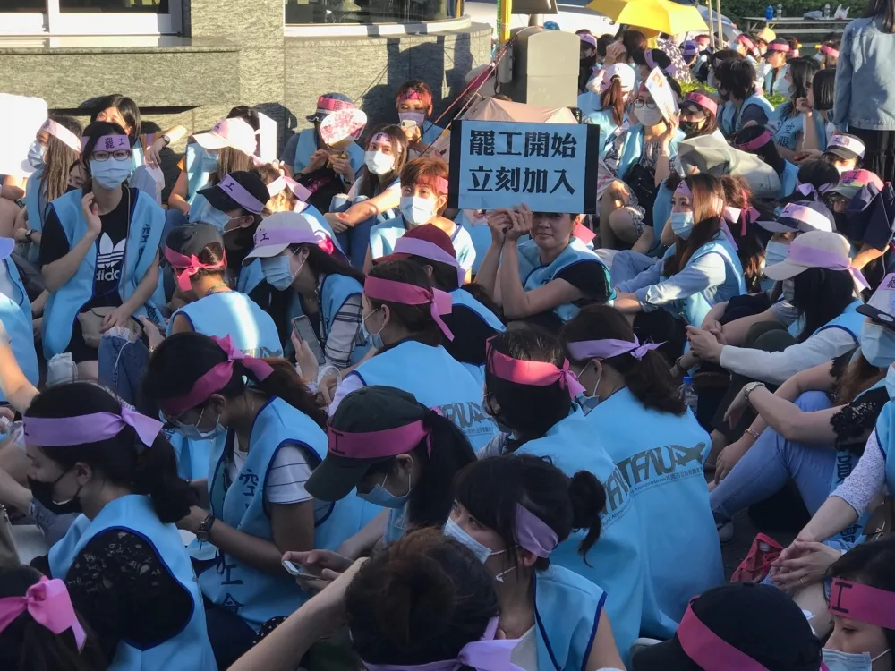 空服工會百人癱瘓南崁總部　上班員工怒吼：不爽就辭職！