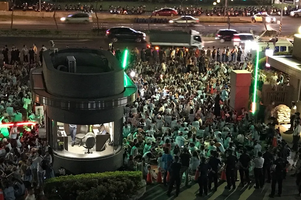 【長榮航罷工】逾千空服夜守南崁總部　怒吼「拒絕打壓」爭到底