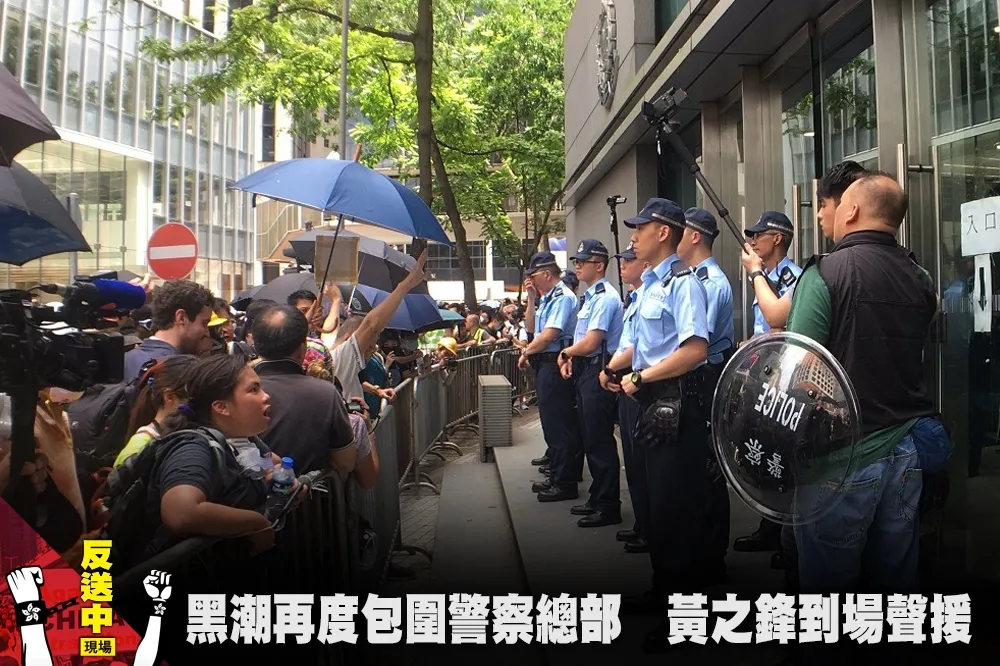 【反送中現場直播】4千黑潮再度包圍警察總部　黃之鋒到場聲援