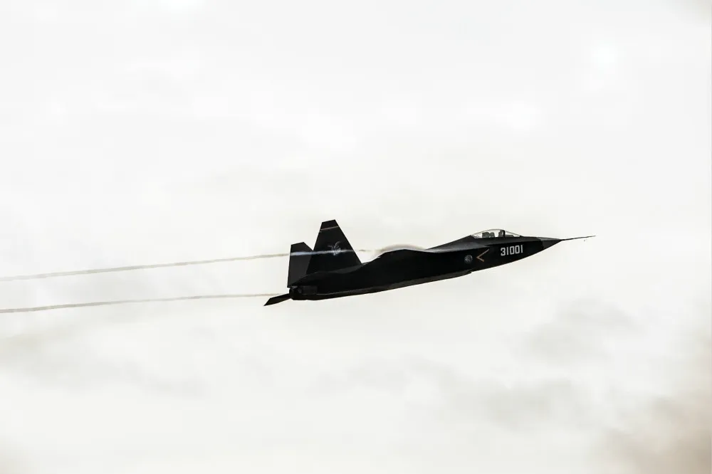 模型亮相巴黎航展　中國軍事專家：新版殲31將優於美F-35戰機