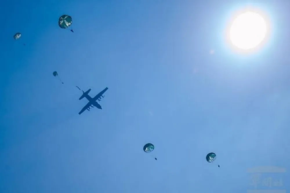 【快訊】疑似吃風不足　國軍2傘兵高空墜地受傷送醫搶救