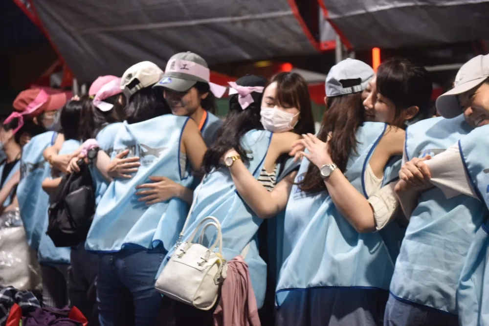 【罷工Day6直播】堅守長榮南崁總部　空姐夥伴相擁打氣