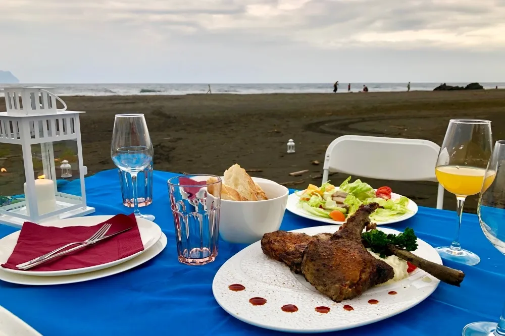 浪漫約會的新選擇！宜蘭頭城「海派食尚餐桌」　在沙灘上享受頂級美食