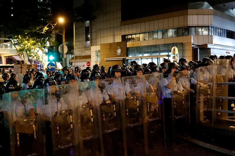 【香港反送中】G20峰會前集會　入夜後千人圍警總遭防暴警察清場