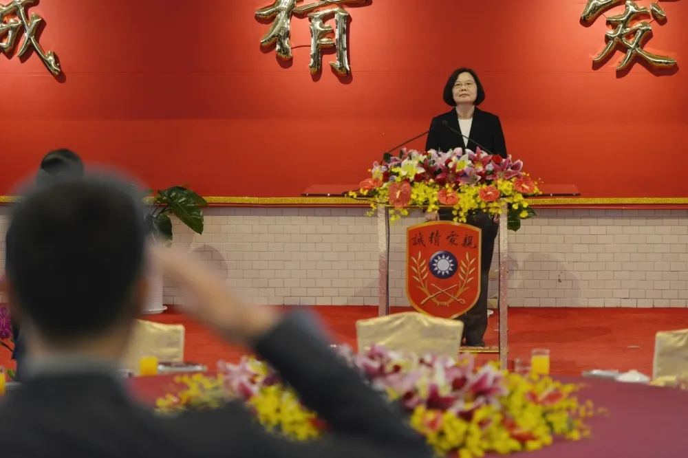 出席軍校畢典　蔡：刷油漆跟除草不是最重要的事