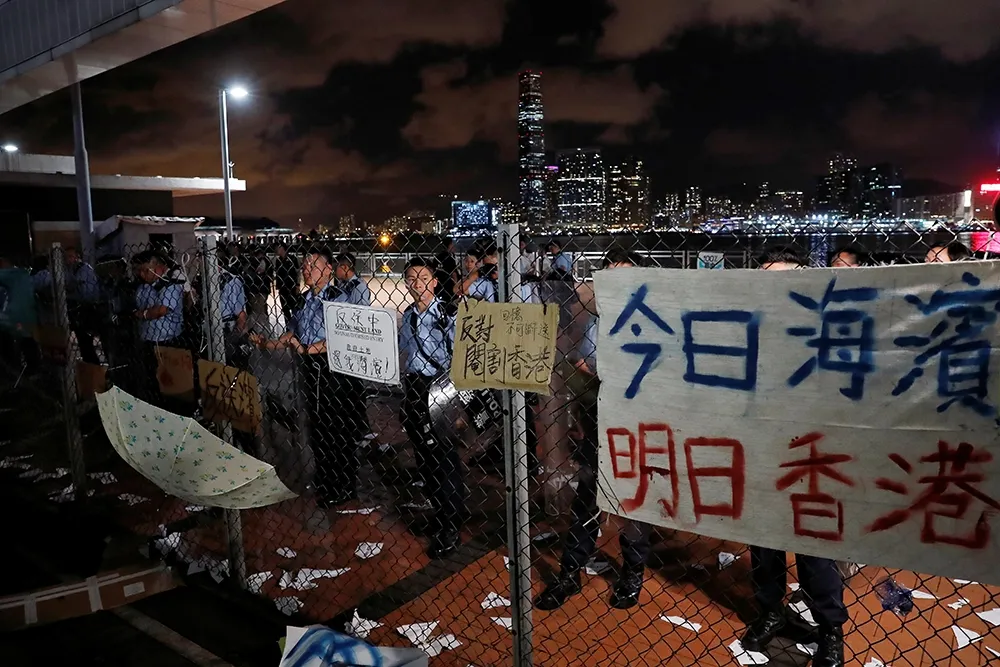 【香港反送中】林鄭將中環碼頭當解放軍軍港　示威民眾與港警衝突再起　