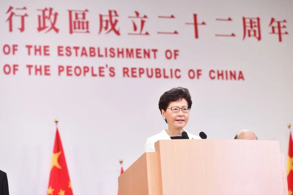 【香港回歸22周年】特首林鄭「警惕自己掌握民意」　酒會嘉賓低聲喊「加油」