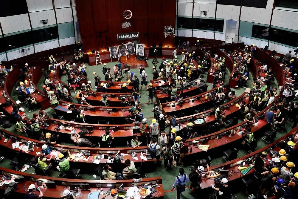 【香港反送中】港警疑設「空城計」　誘示威者衝入會場後暴力清場　