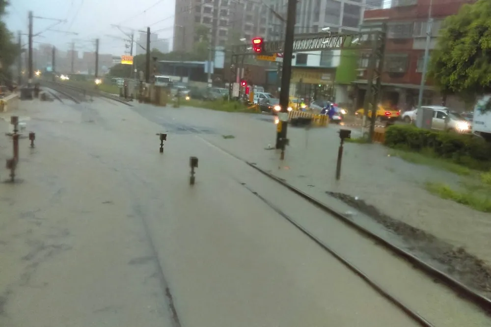【豪雨狂炸北台灣】台鐵桃園鶯歌雙線停駛　樹林淹水及膝