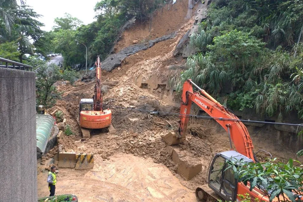 【二度坍方】汐止秀山路土石大面積崩塌　預計3日晚上6點搶通
