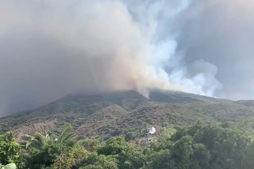【天降火雨】義大利斯特龍伯利島火山噴發　火紅岩漿滾向村莊