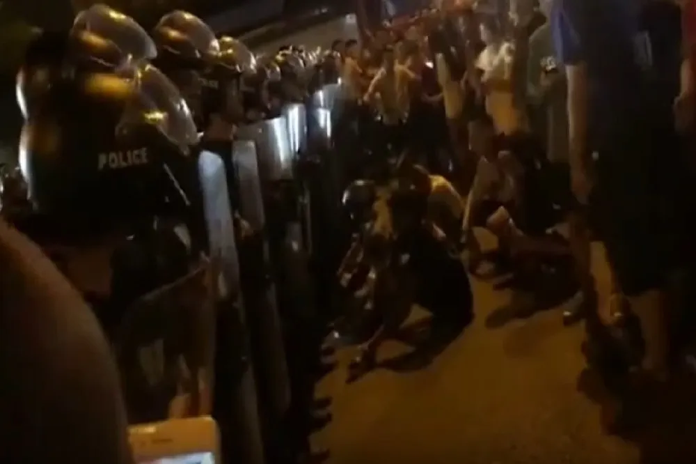 中國武漢連5日萬人抗議興建垃圾焚化爐　防暴武警、坦克清場畫面震撼