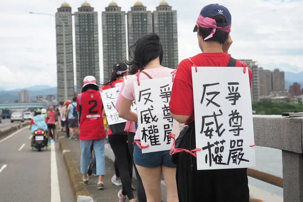 【警車緊跟】50空服苦行陳情總統　途中吹冷氣、上館子挨酸
