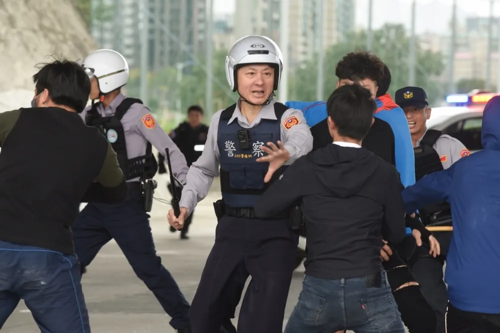 警察執法受限？　網熱議修法放寬用槍限制