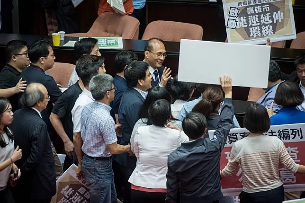 藍委撕預算書、扔假鈔　林全上不了主席台只好休息