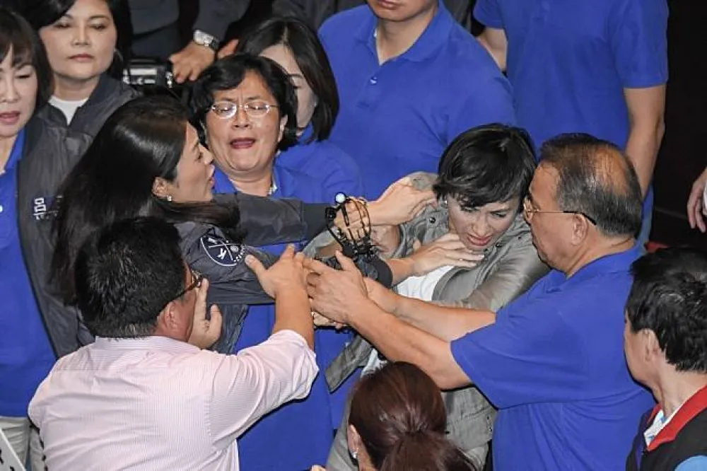 【為前瞻開幹】藍綠立委大混仗　邱議瑩被許淑華掐脖子、呼巴掌