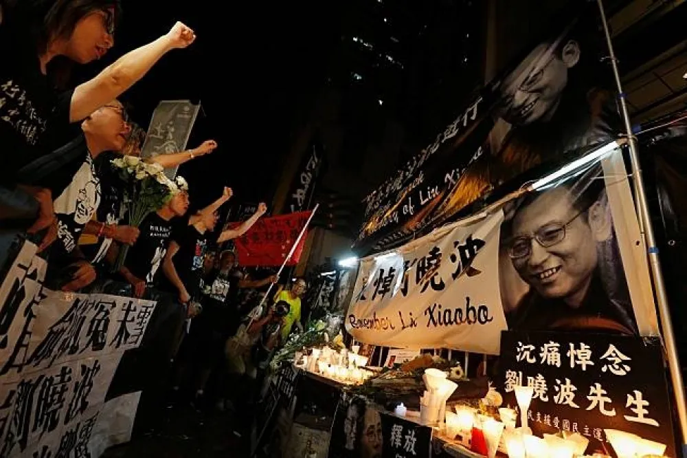 中國境內唯一大規模遊行　香港逾千人燭光悼念劉曉波