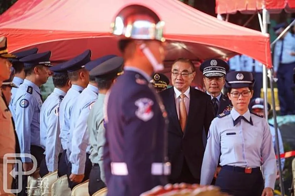 馮世寬霸氣查「少校倒咖啡」手諭外洩　網友歪樓問：誰是大鵰