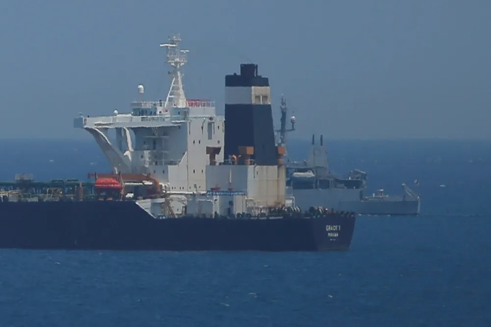 【波灣風雲】伊朗欲武裝劫持英油輪　反遭英戰艦機砲瞄準落跑