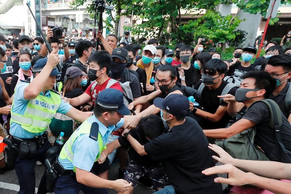 反中國水貨客湧入搶貨　3萬港人「光復上水」遭警噴胡椒水驅趕