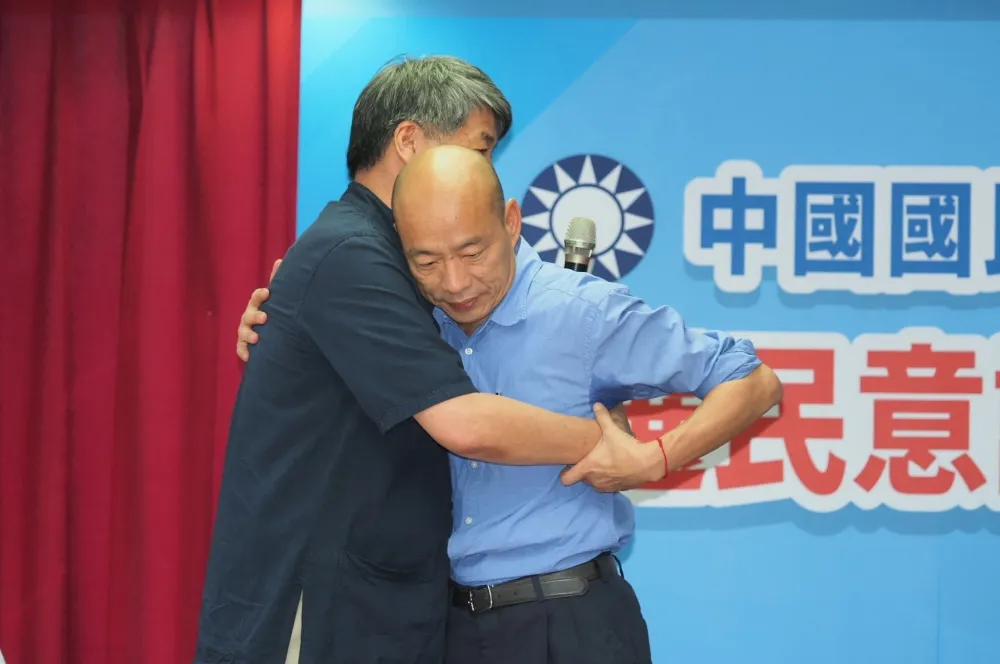 【藍民調揭曉】張亞中與韓國瑜相擁打氣　發表「勝利」感言籲全黨團結
