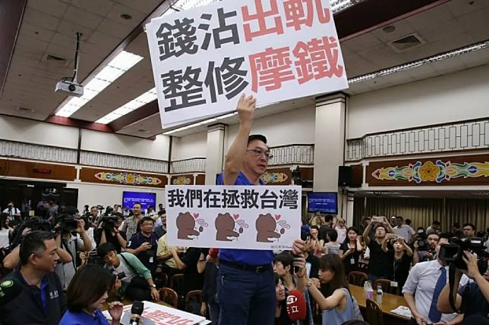 【立院鄉土劇加碼演出】「錢沾出軌，整修摩鐵」　藍委狠酸羅致政