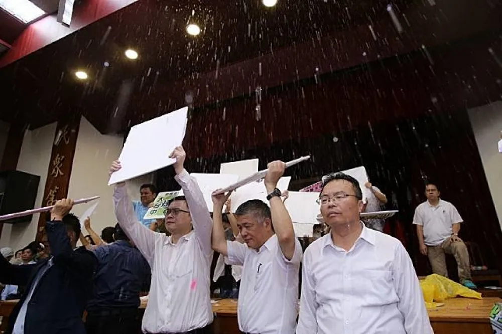 前瞻特別預算案　水球混戰中完成初審