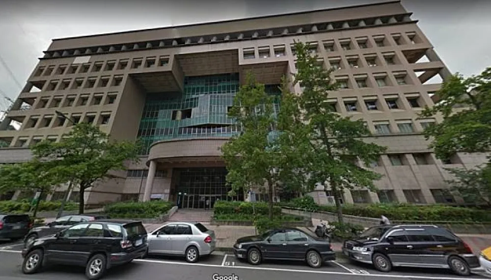 老翁跳樓身亡卻壓傷公車司機　幸只造成頭頂3公分裂傷