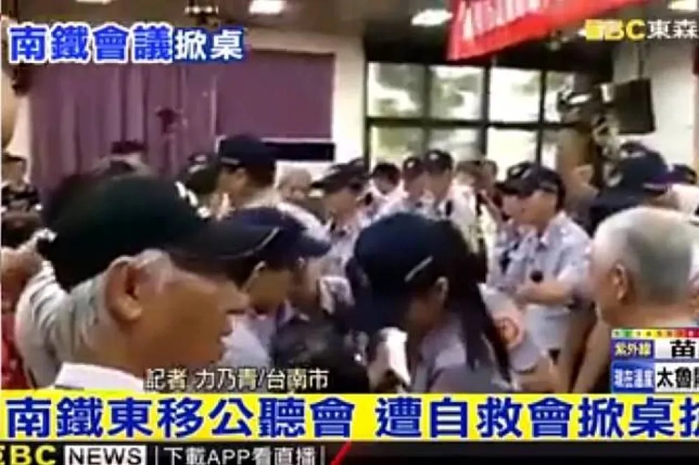 南鐵公聽會又爆衝突　抗議民眾高喊「程序違法」