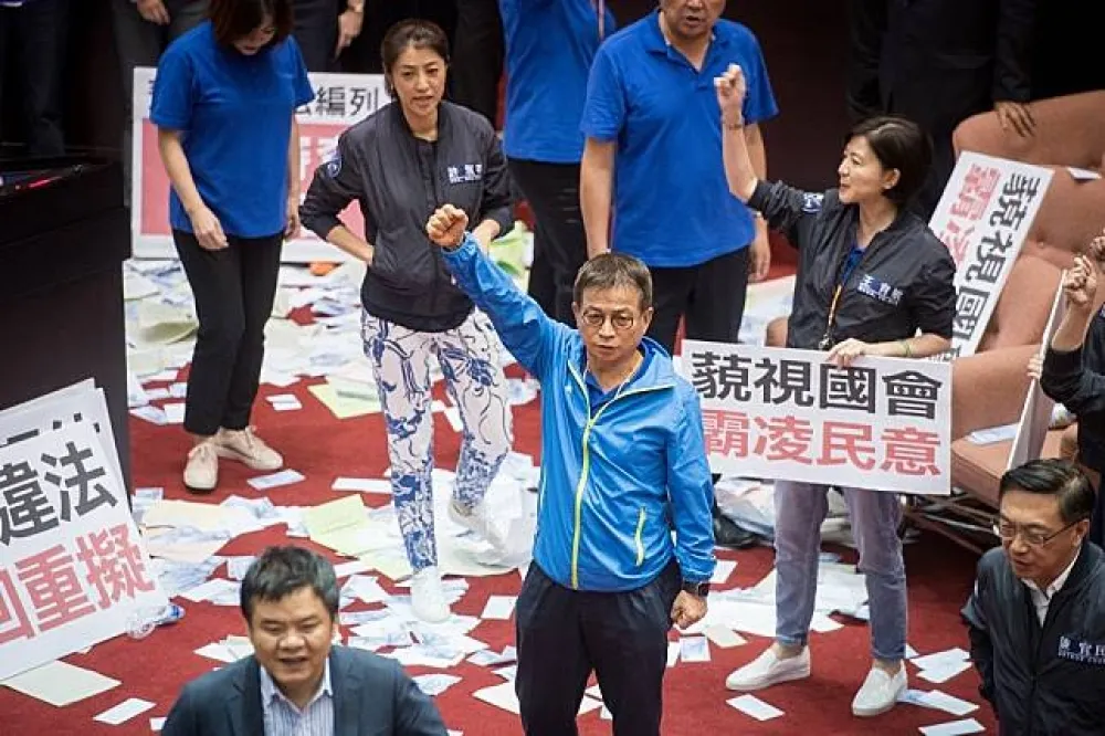 【直播】藍委丟書、假鈔阻擋林全進議場　 主席宣布散會