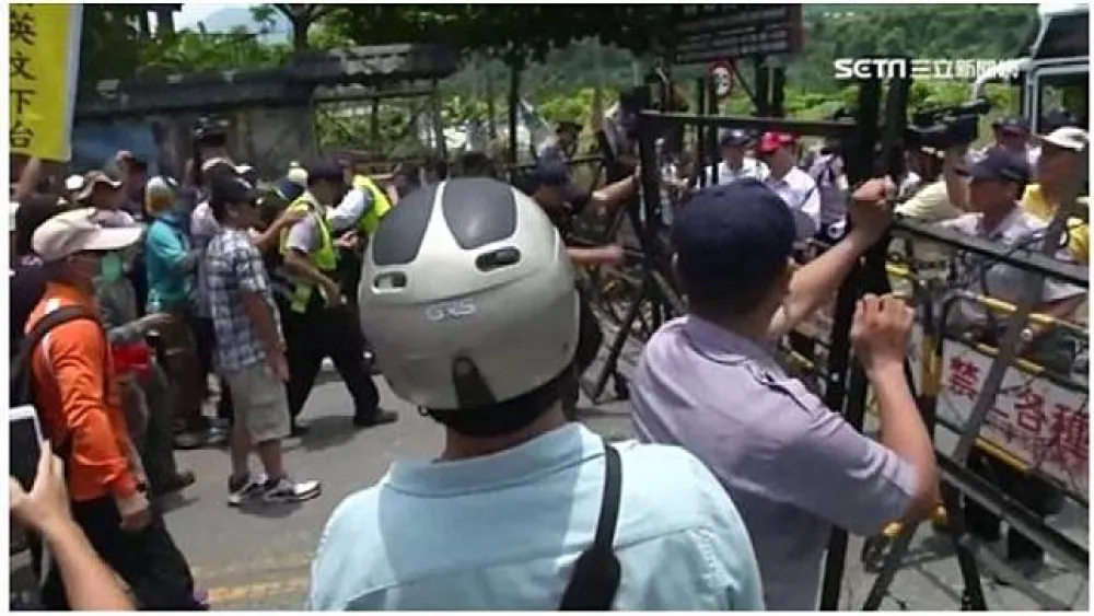 小英維安再遭反年改團體突破　視察涼山部隊險被阻擋