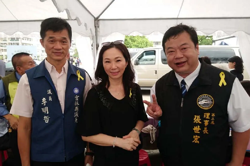 李佳芬出席李承翰公祭　遭拍燦笑畫面挨批「假好心」